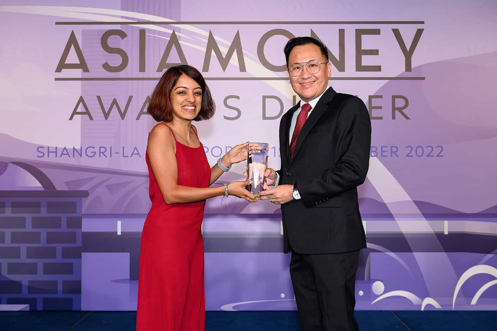 Đại diện Asiamoney và đại diện Gamuda Berhad tại lễ trao giải. Ảnh: Gamuda Berhad.