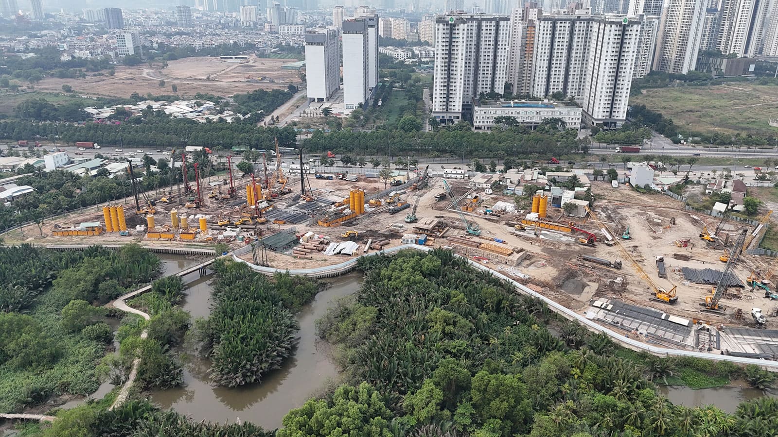 Tiến độ xây dựng Eaton Park Gamuda Land tháng 01 năm 2024.