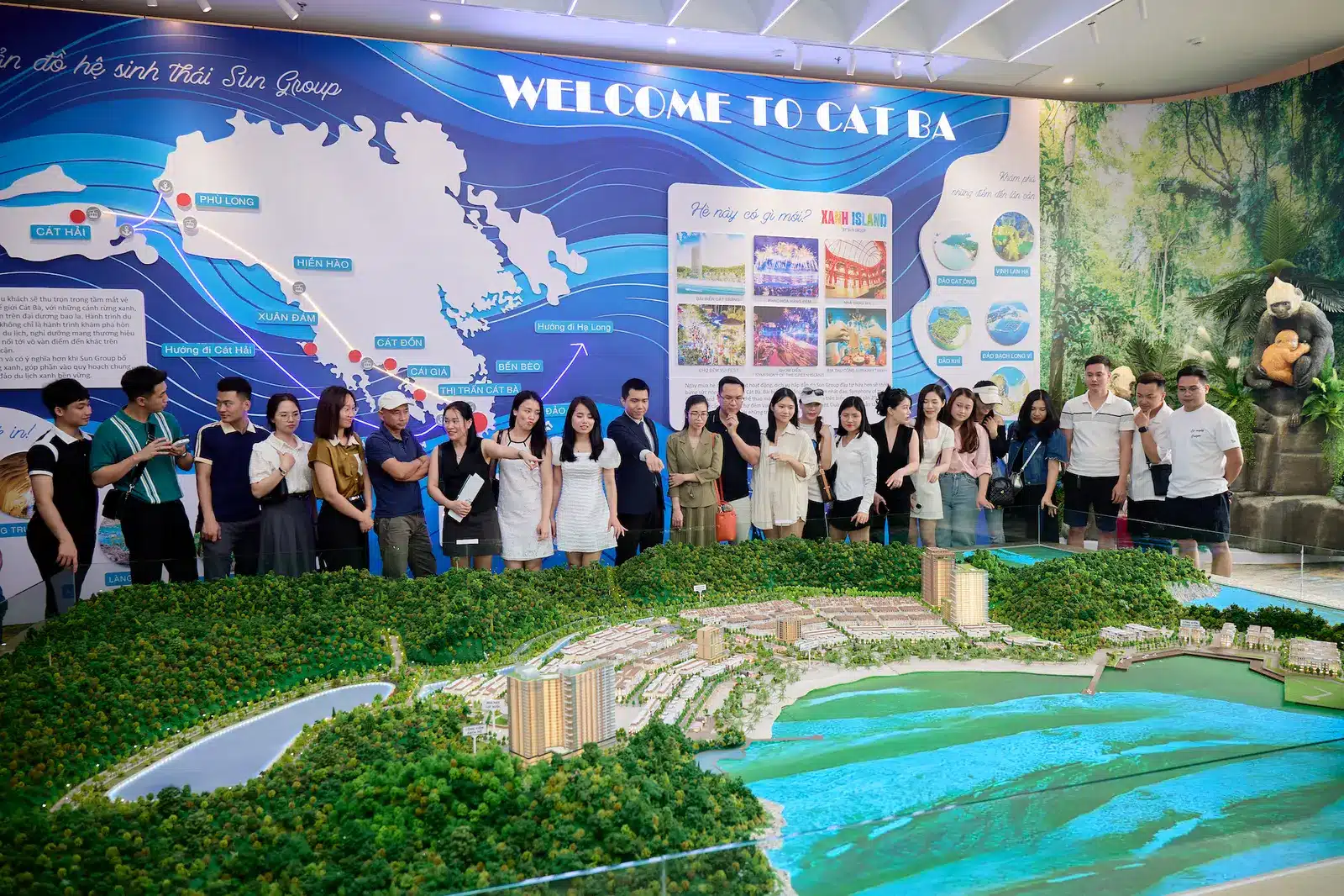 Khách tham quan ngắm toàn cảnh dự án qua sa bàn.